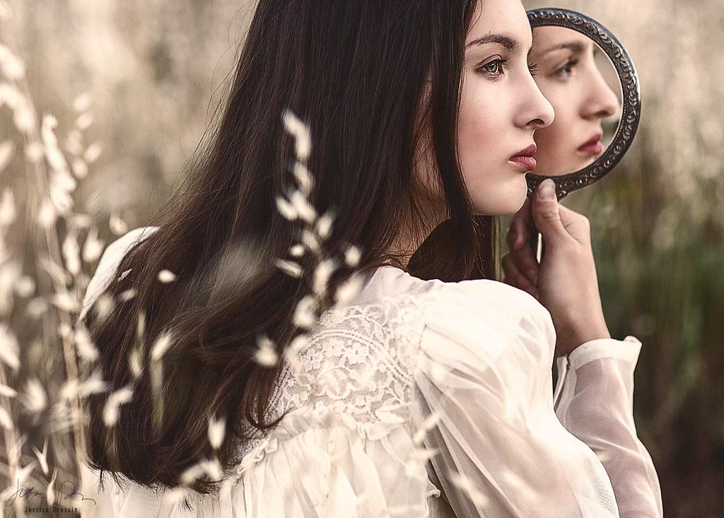 Эффект зеркала: как наше окружение отражает внутренний мир