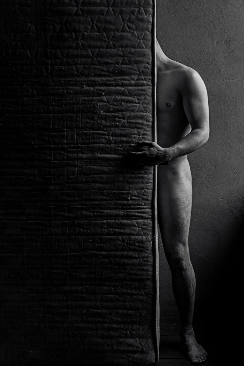 Обезличенность: Искусство и Вопросы Идентичности в Современном Мире