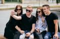 Как укрепить отношения с друзьями вашего партнера